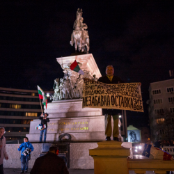Участници в протеста срещу правителството пред паметника "Цар Освободител".