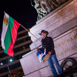 Участник в протеста срещу правителството пред паметника "Цар Освободител".