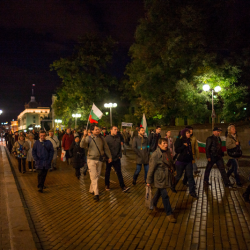 Антиправителствени демонстранти се отправят към Народното събрание.