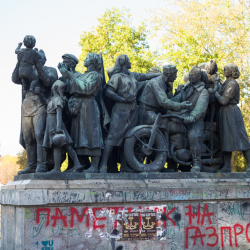 Скулптурна композиция, част от мемориалния комплекс около Паметника на Съветската армия, София