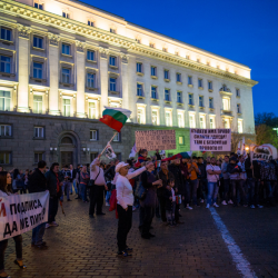 Антиправителствени демонстранти за 138 поредна вечер протестират на пл. "Независимост", София