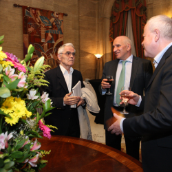 Иван Ангелов, Левон Хампарцумян и Красимир Лаков продължават разговора на чаша вино.